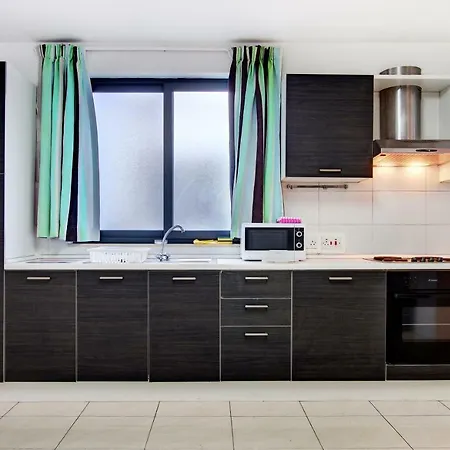 K14 -3bdrm Penthouse With Views - Superb Location Apartamento *