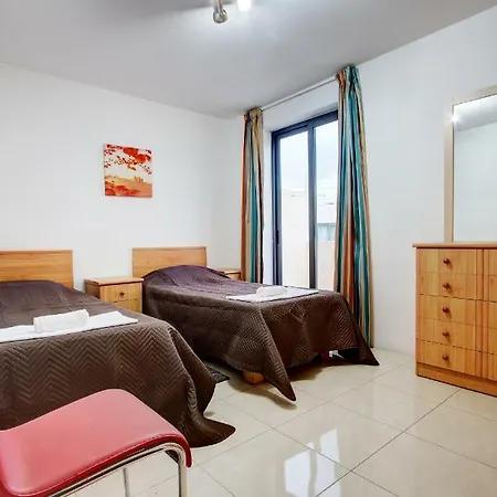 K14 -3bdrm Penthouse With Views - Superb Location