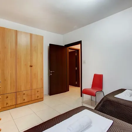 K14 -3bdrm Penthouse With Views - Superb Location