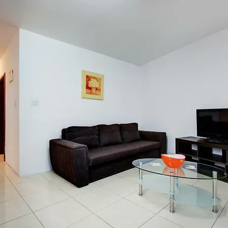 K14 -3bdrm Penthouse With Views - Superb Location *