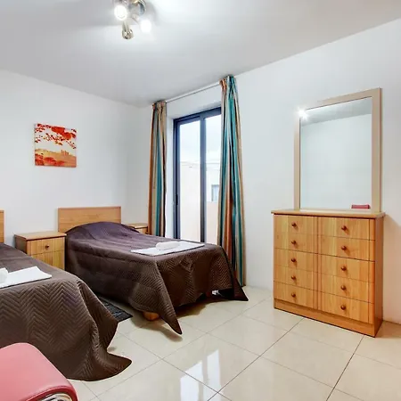 K14 -3bdrm Penthouse With Views - Superb Location *