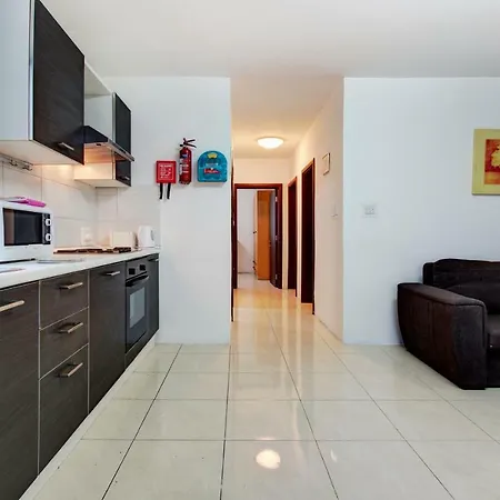 K14 -3bdrm Penthouse With Views - Superb Location