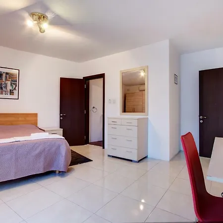 K14 -3bdrm Penthouse With Views - Superb Location