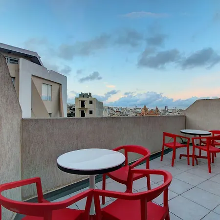 K14 -3bdrm Penthouse With Views - Superb Location